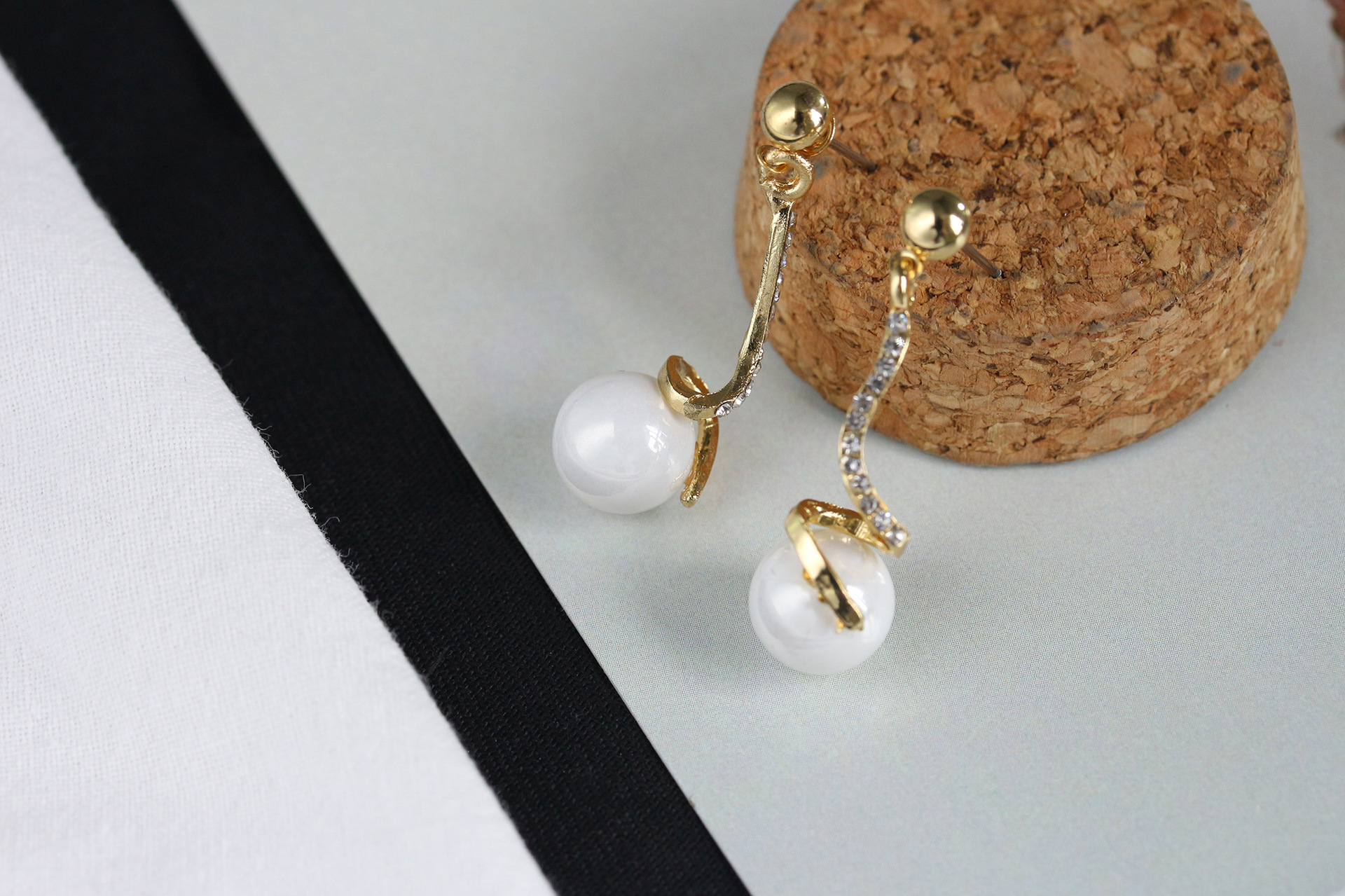 Simple Twisted Rhinestone Pearl Earrings Ladies Geometric Small Earrings display picture 4
