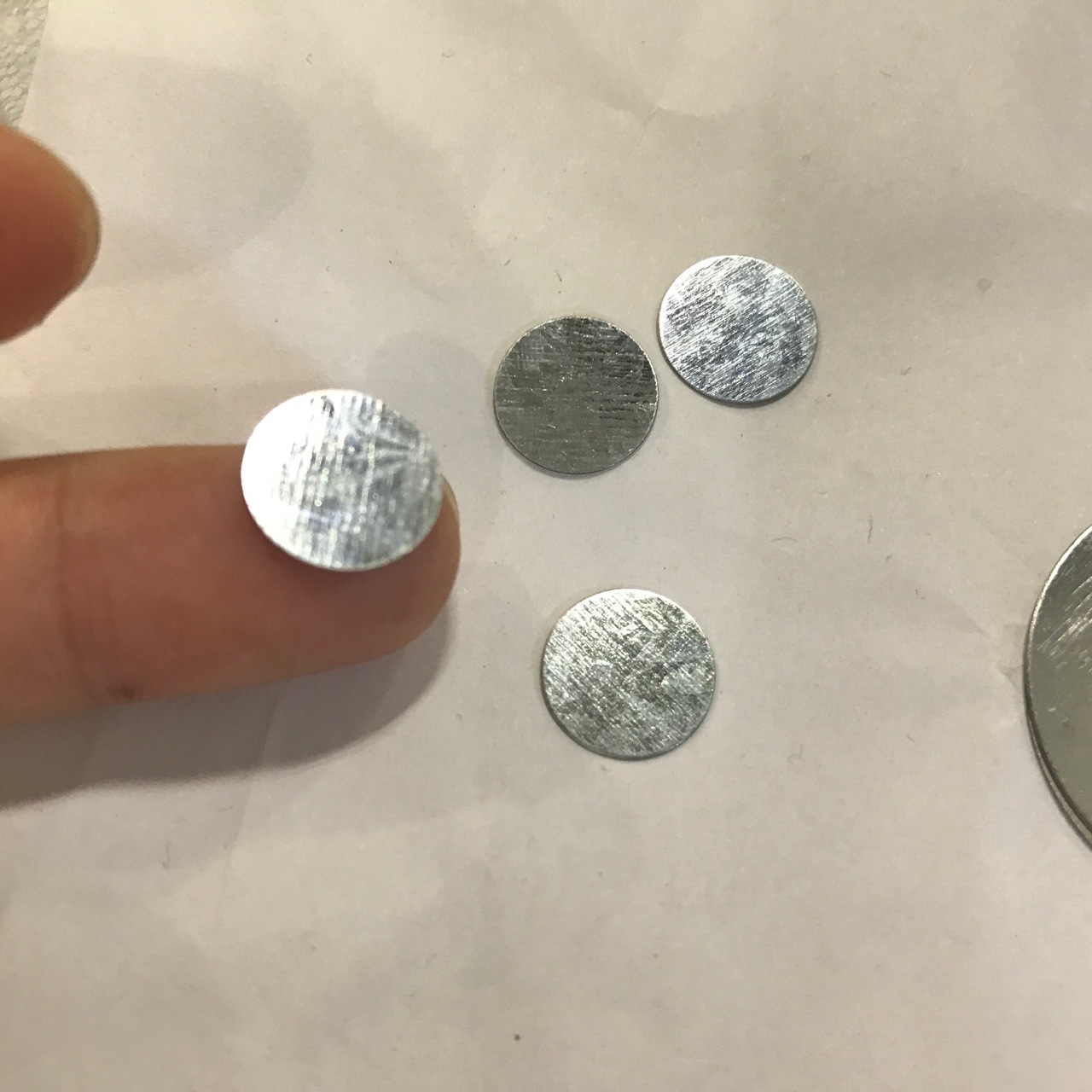 厂家直销加工圆形镀锌板薄铁片 无磁性铁皮可被磁铁吸铁片12*0.3