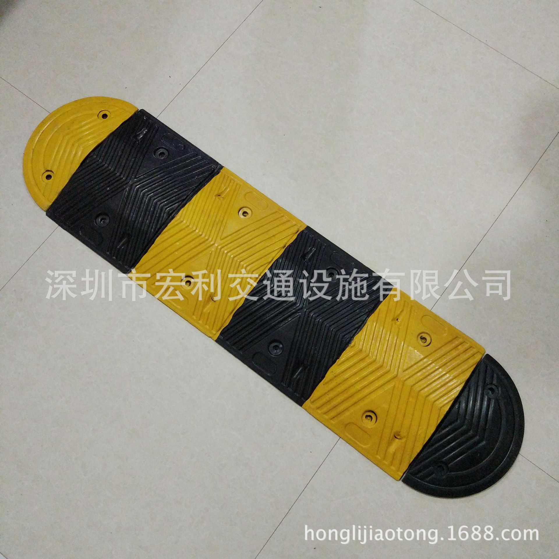 厂家直销高强度橡胶人字形减速带公路道路汽车停车斜坡限速缓冲带|ms