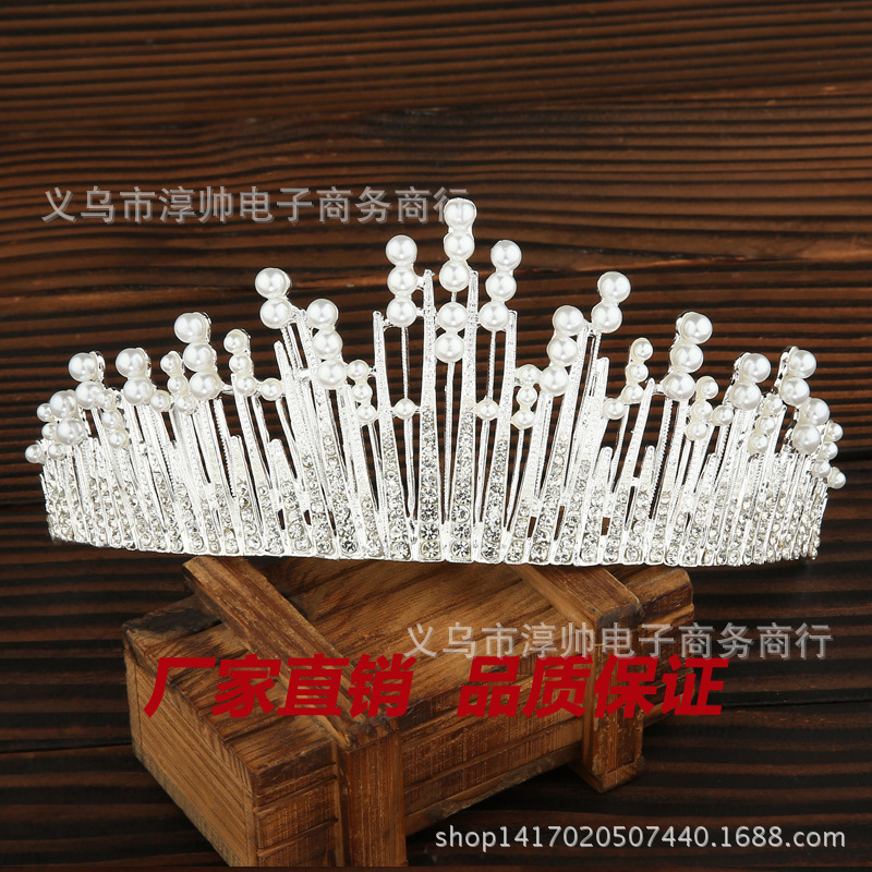 Baking romantic crown cake decoration bi...