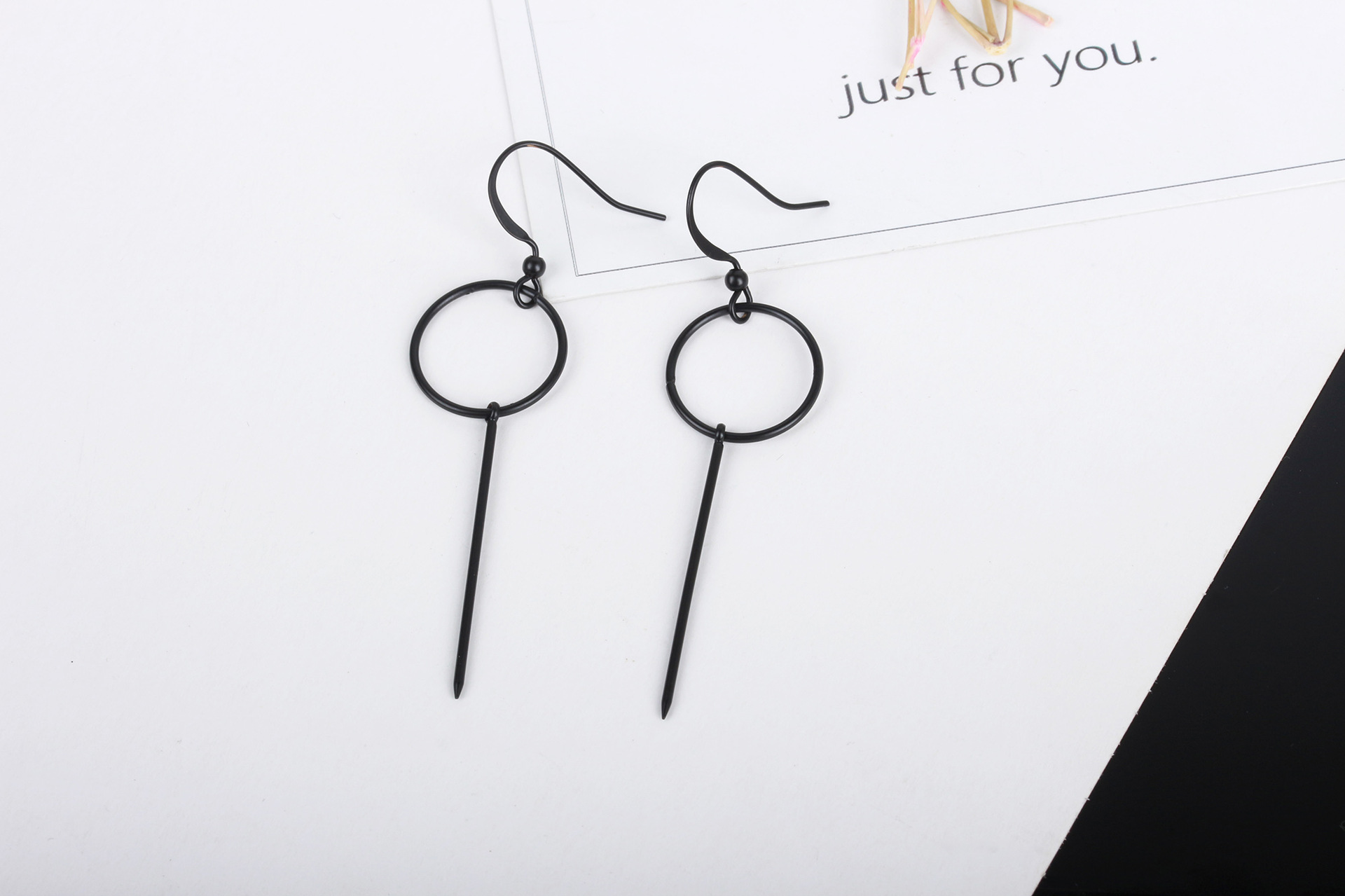 Retro Simple Style Geometric Round Vertical Strip Long Earrings Wholesale display picture 7