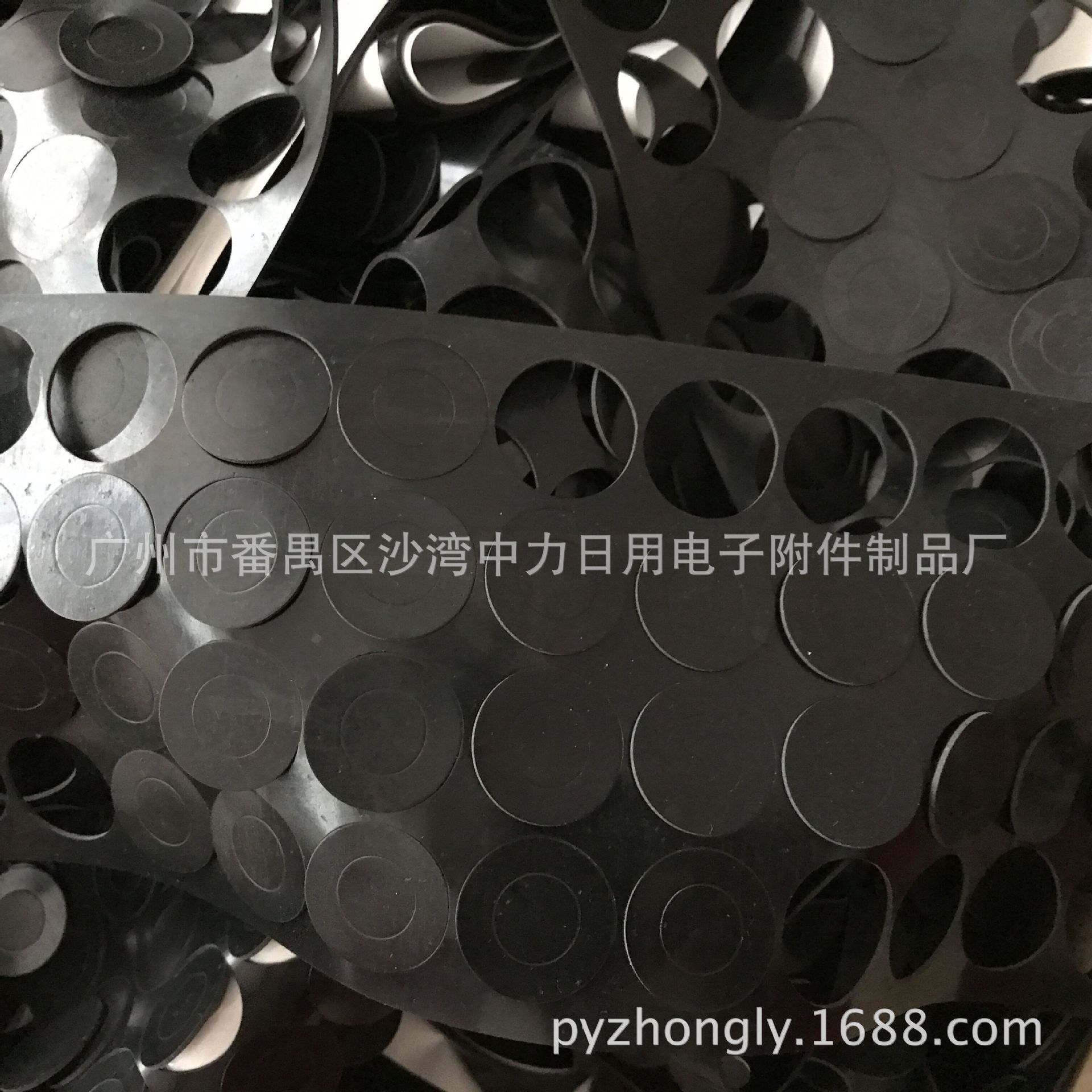 供应广州橡胶脚垫单面胶橡胶垫防滑橡胶垫网格橡胶垫|ru