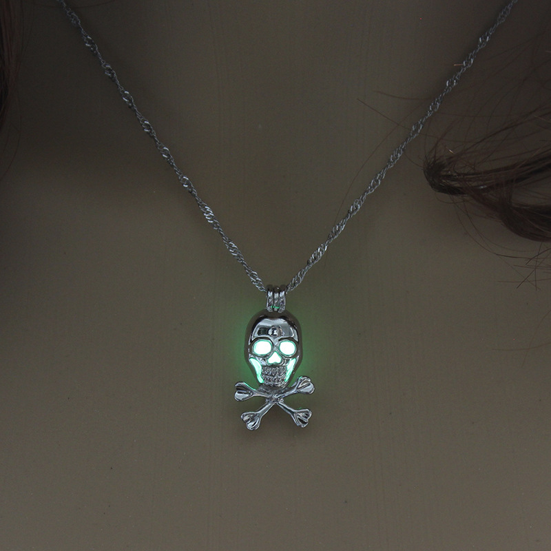 Vente Chaude Lumineux Pendentif Crâne Ouvrable Collier Lumineux Halloween En Gros Nihaojewelry display picture 4