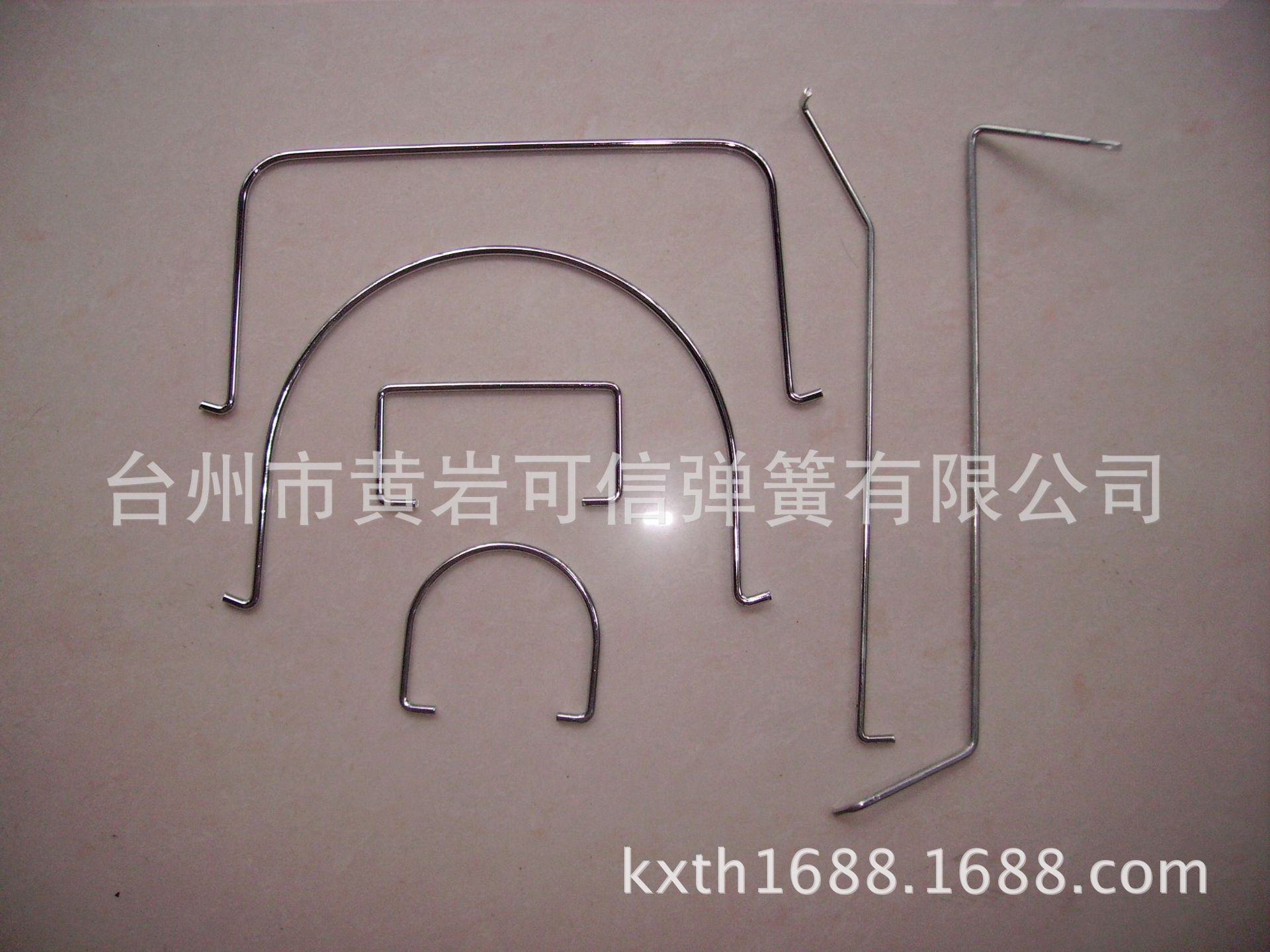 卫生桶，铁丝工艺配件 垃圾桶 。