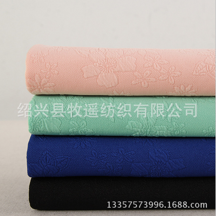 厂家直供全涤纱染色针织提花面料 春夏时尚服装箱包装饰布针织面