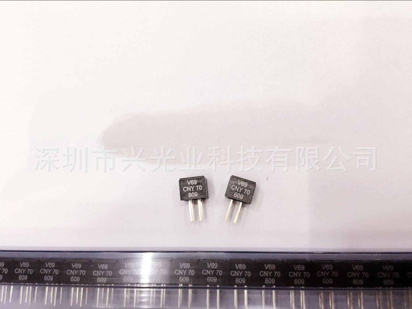 VISHAY反射式光电传感器CNY70　感应距离5mm   -模拟输出