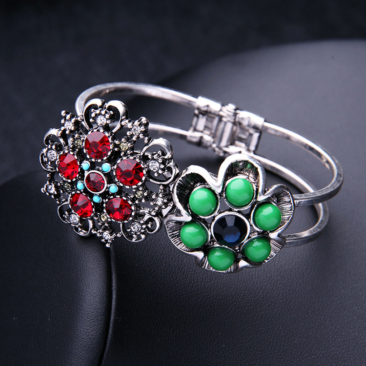 Vintage Bracelet With Diamond Cutout Flower Alloy Bracelet display picture 2