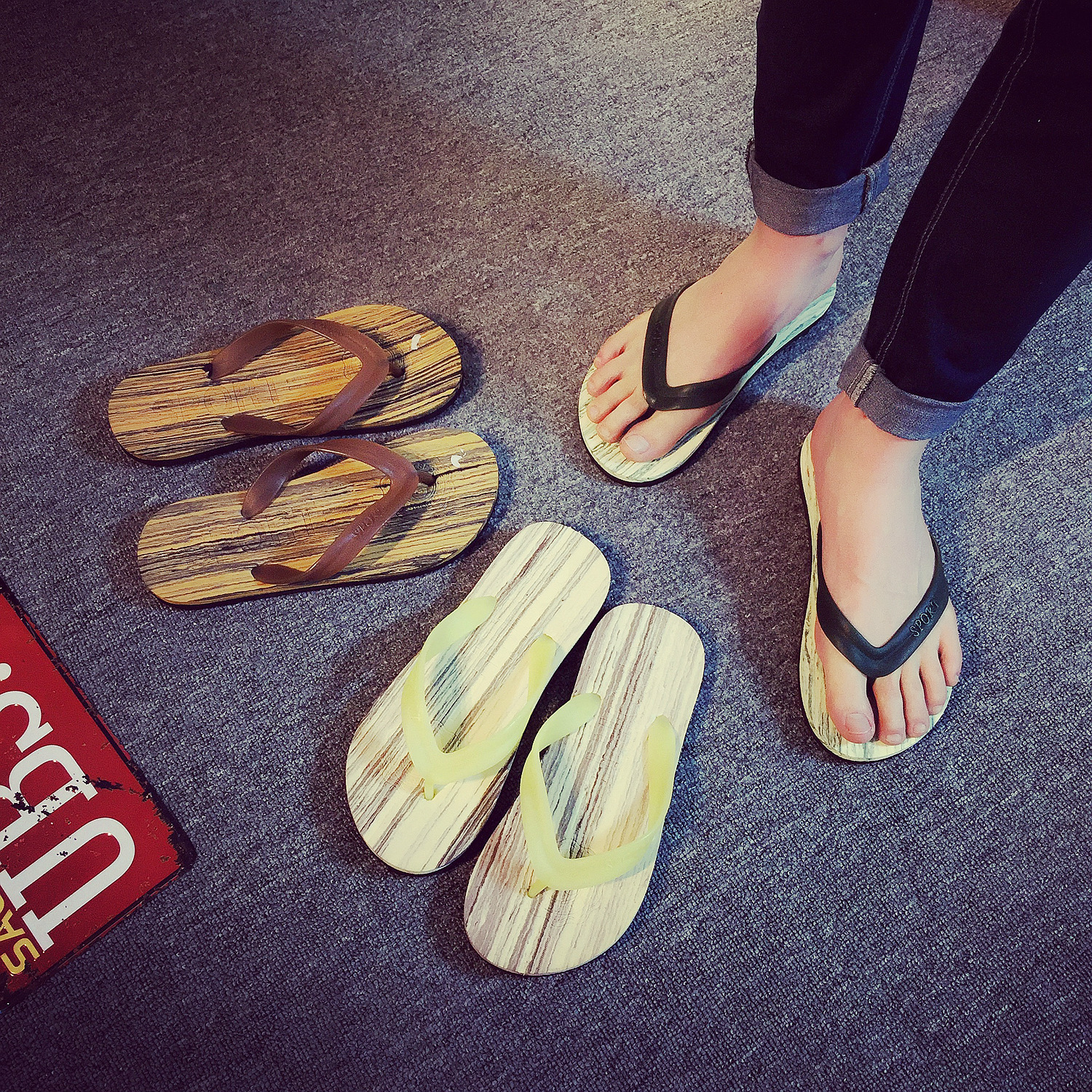 夏天季节男小贝新款仿木纹男士居家凉拖鞋人字沙滩拖鞋