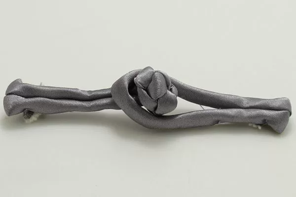 Серый, длина при застёгивании ≈9 см