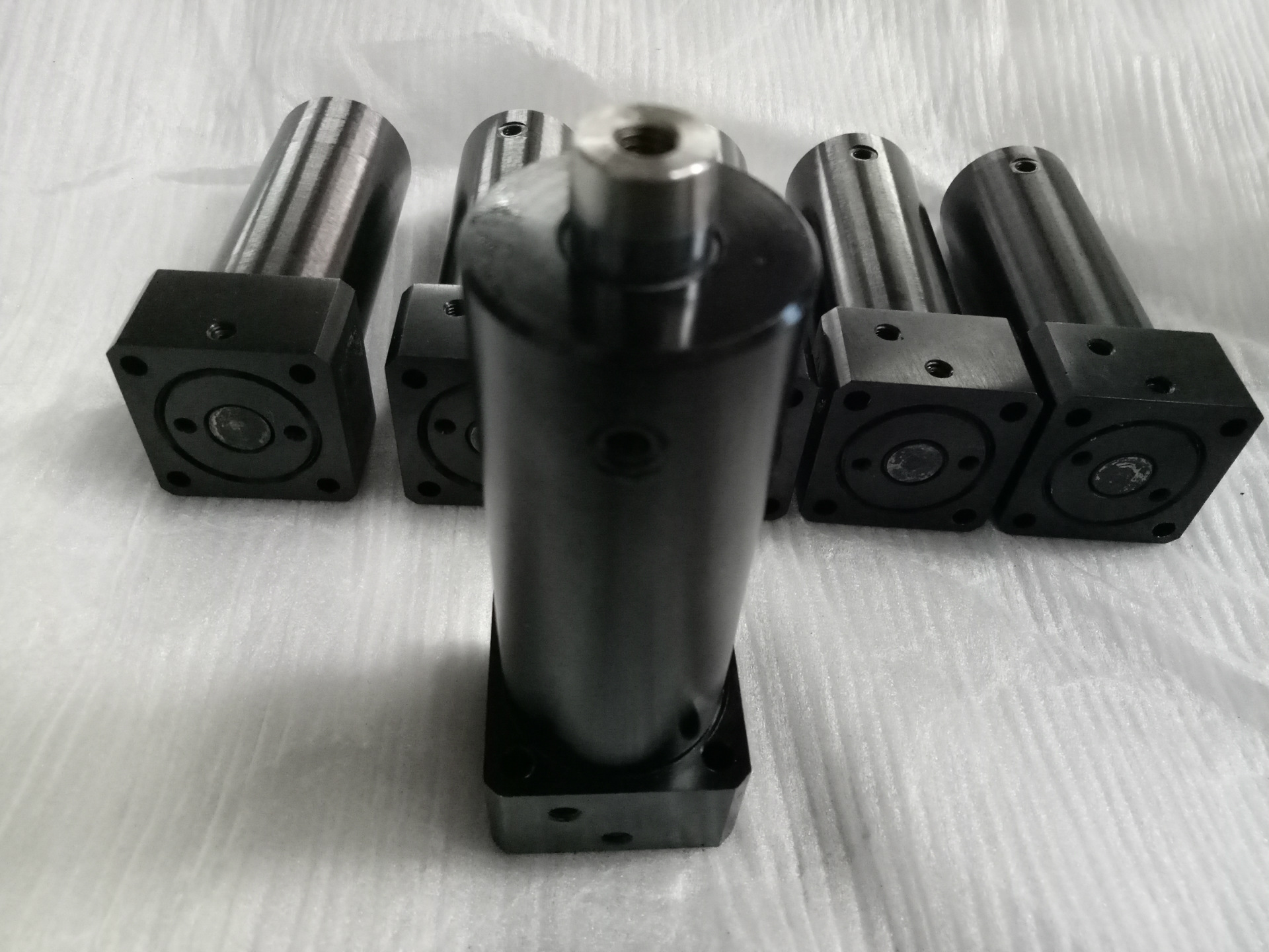 本公司专业生产  液压油缸   等多种非标定制欢迎新老客户定制