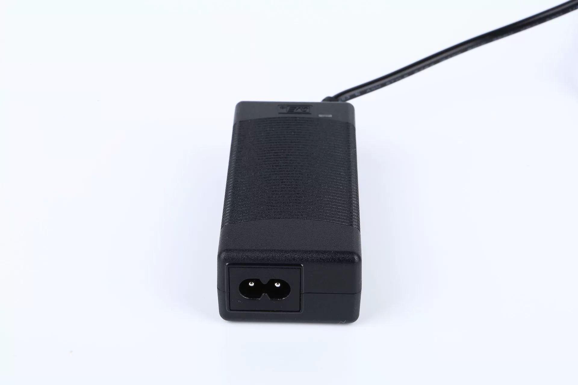 Поставляется 12V1.5A 12V4A по странам сертифицированный высококачественный адаптер питания (бренд GVE)