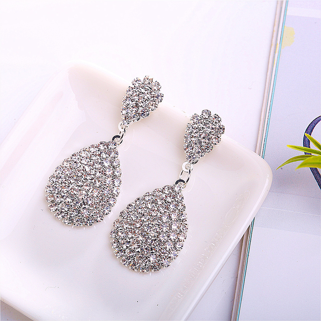 1 Pair Simple Style Water Droplets Inlay Alloy Rhinestones Drop Earrings display picture 6