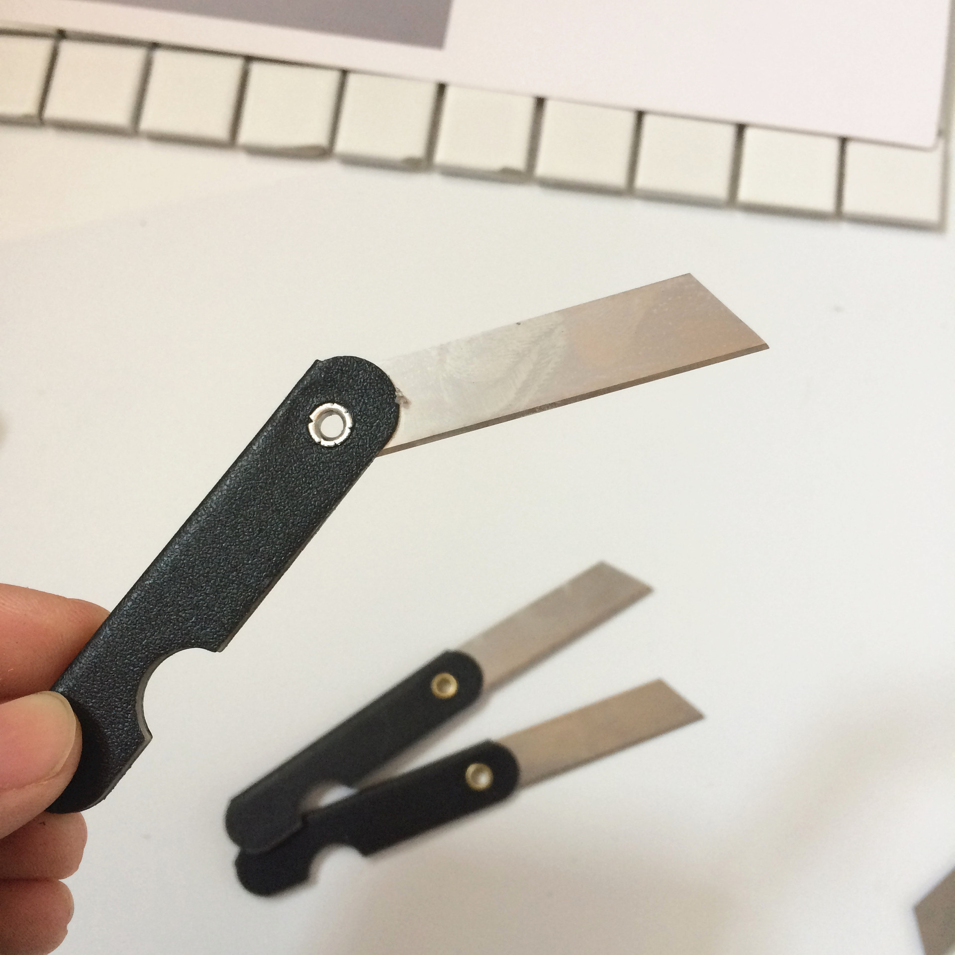 学生磨砂铁皮黑刀折叠削铅笔小刀刻刀美工刀商务办公割纸小刀批发-阿里巴巴