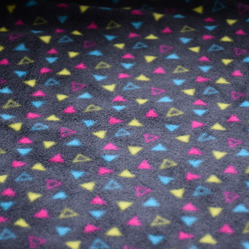 绍兴厂家布料批发针织服装面料 双刷单摇 三角图案印花摇粒绒