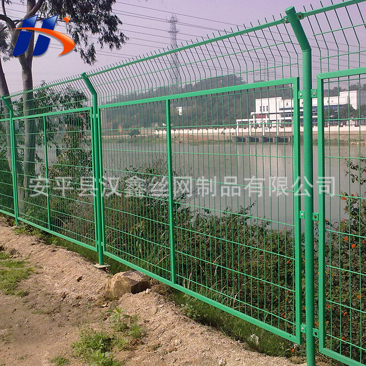 现货批发浸塑绿色包塑公路隔离圈地养殖护栏网  体育场铁丝防护网