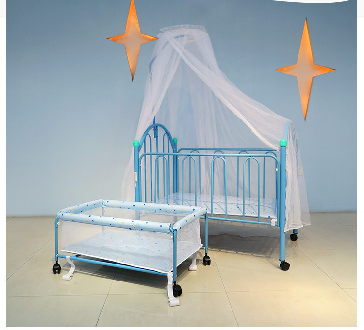 Cuna mecedora infantil con ruedas y mosquitera