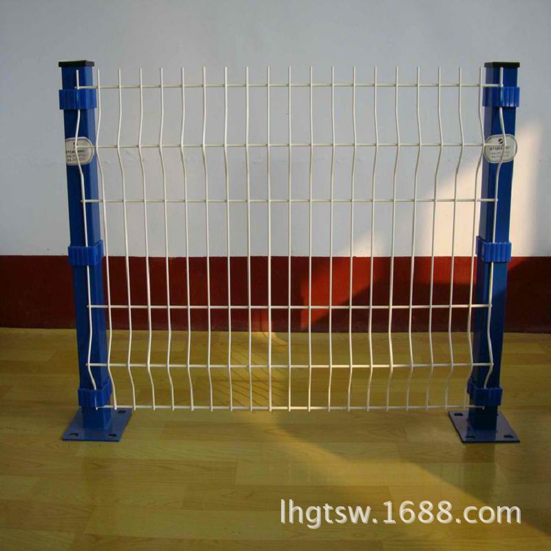 厂家直销桃型立柱三角折弯护栏网小区别墅围网防护网铁丝网隔离栅