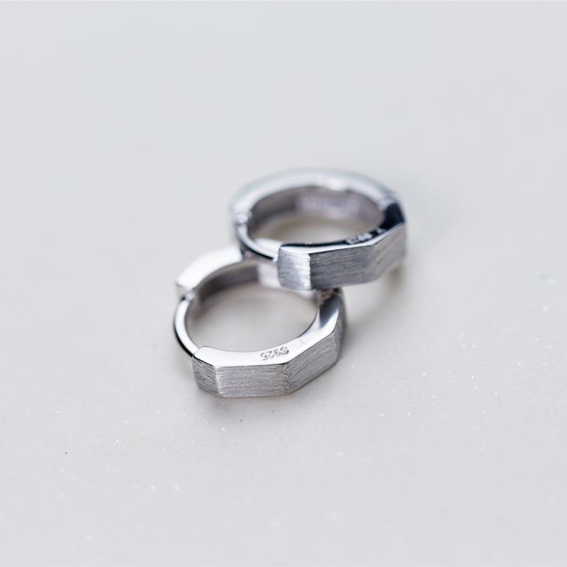 S925 Pendientes de plata Mujer Simple Personalidad Coreano Anillo Corte Orejas Temperamento Hebilla Pendientes de pareja cepillado E5622