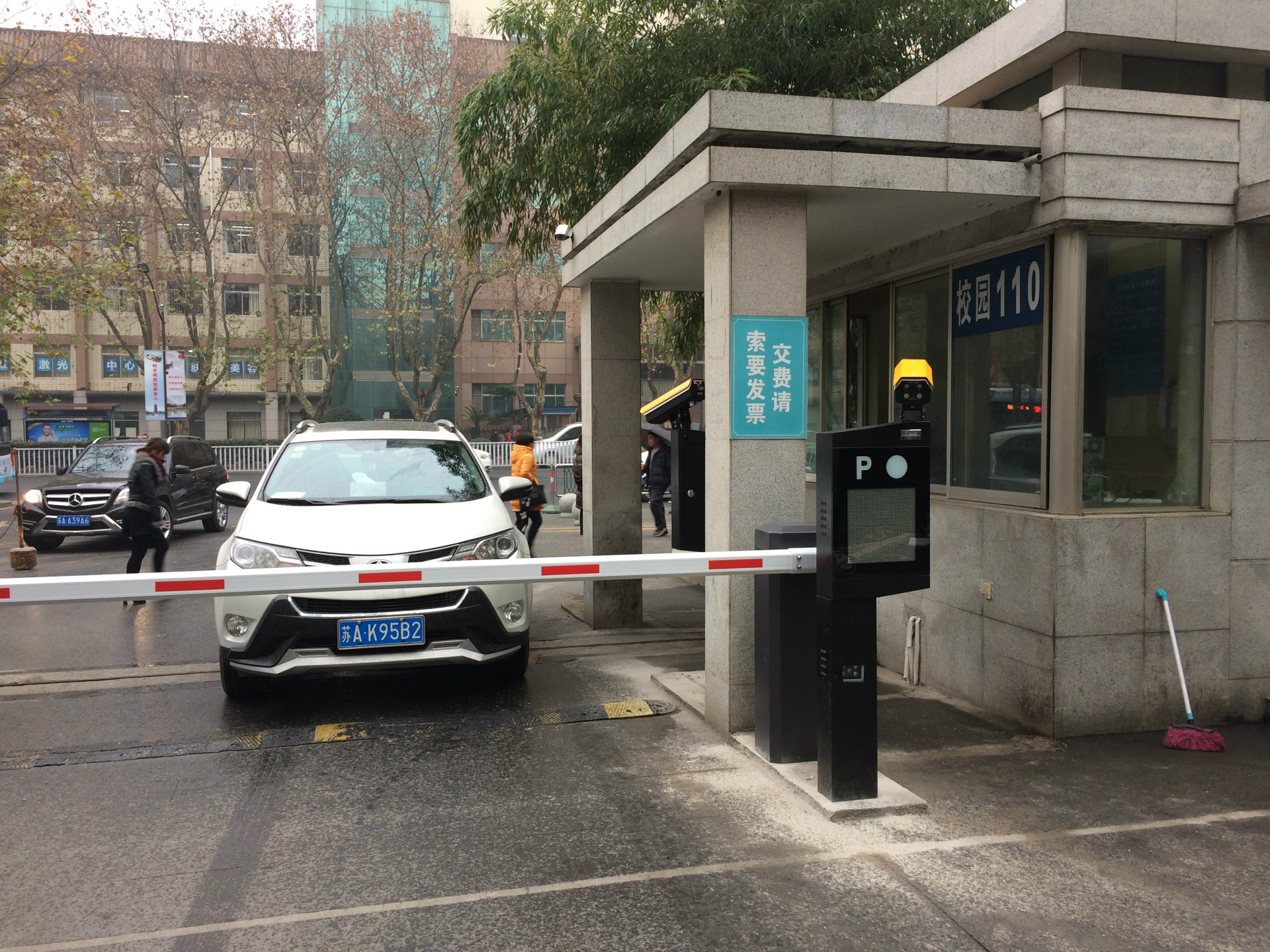 百胜车牌识别 南京医科大学本部都在用 机打发票 二维码扫码