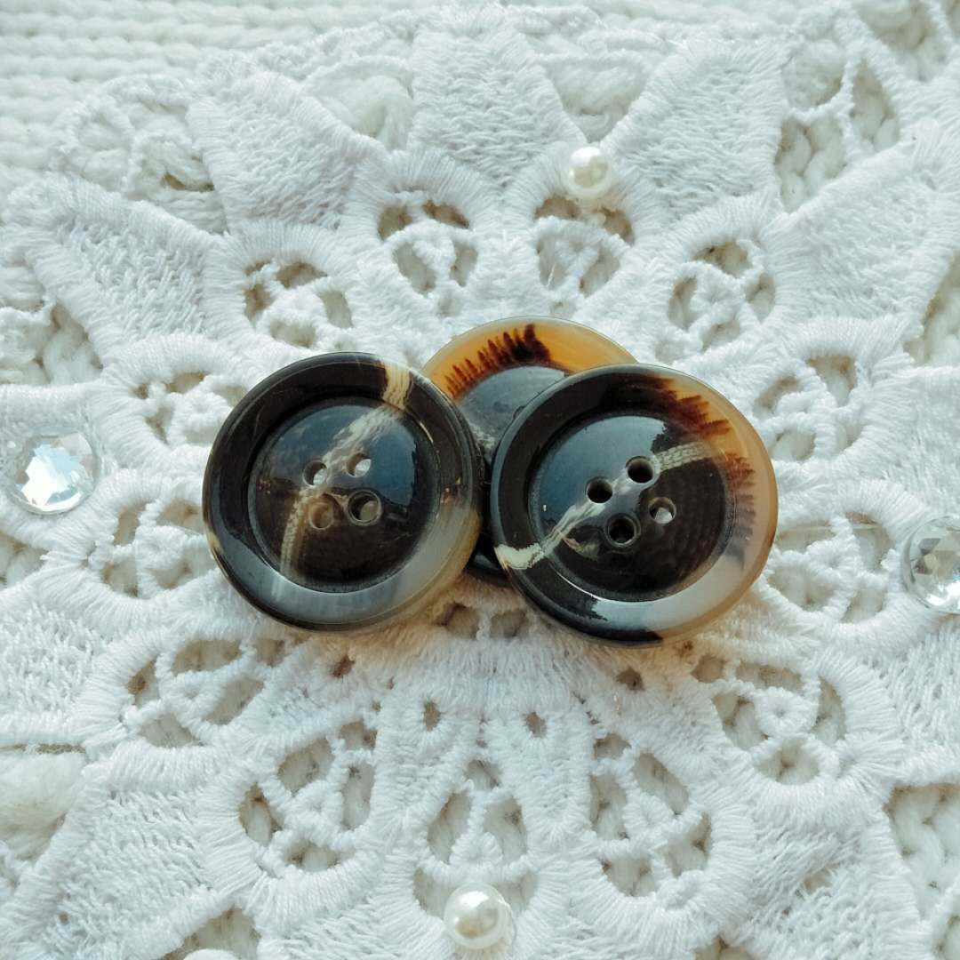 现货批发 高档花纹钮扣 四眼棒花仿牛角树脂纽扣 大衣风衣西装