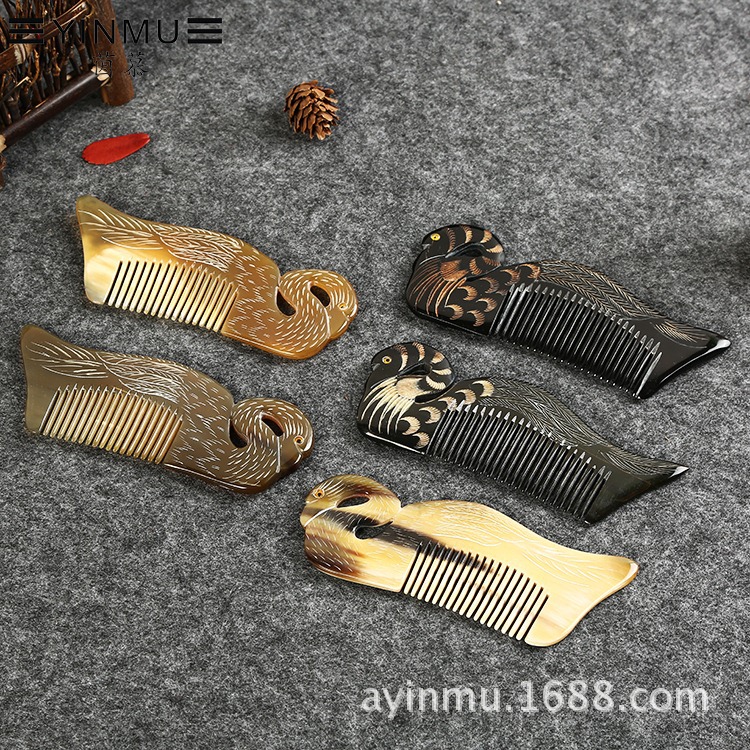 天然牛角梳子按摩梳手工个雕刻白天鹅款非洲牛角防静电梳子批发|ms