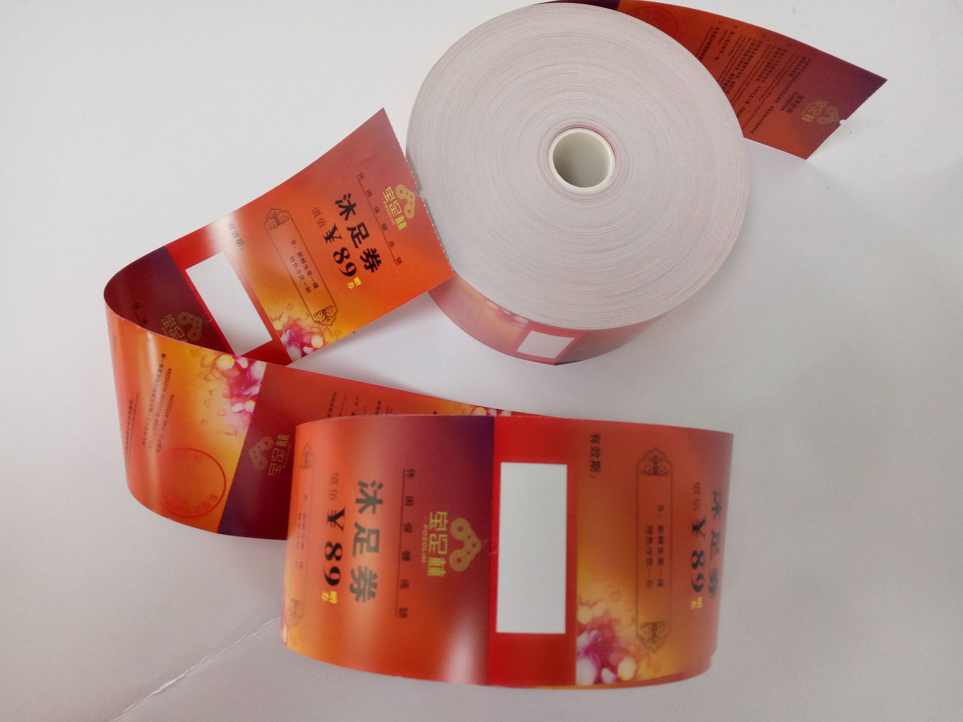 东莞卷筒不干胶印刷铜板纸标签食品商标覆膜冷烫卷装logo贴纸加工-阿里巴巴