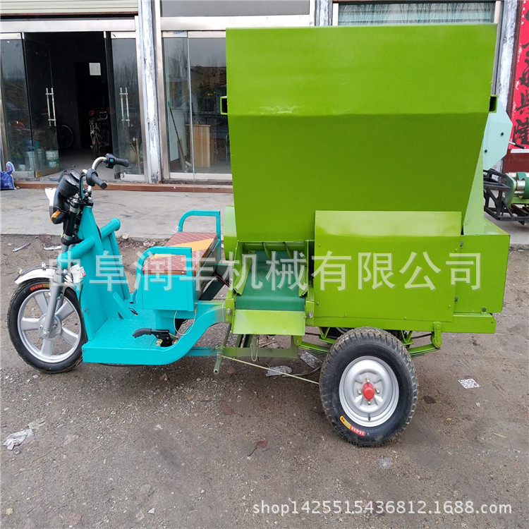 大功率饲料投料车 电动机撒料车 牧场养殖未来及