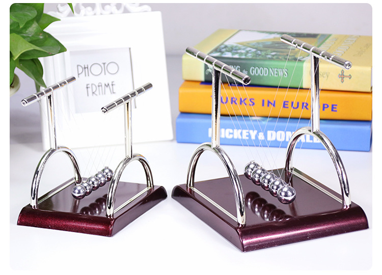 T-shaped Newton Pendulum in Use