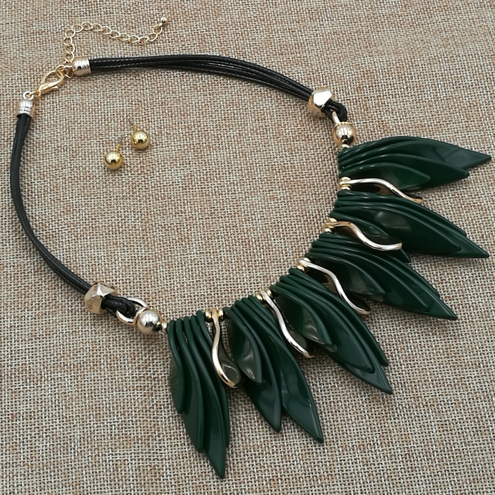 Occident and the United States Resinnecklace (Olive green)NHCT0089-Olive green