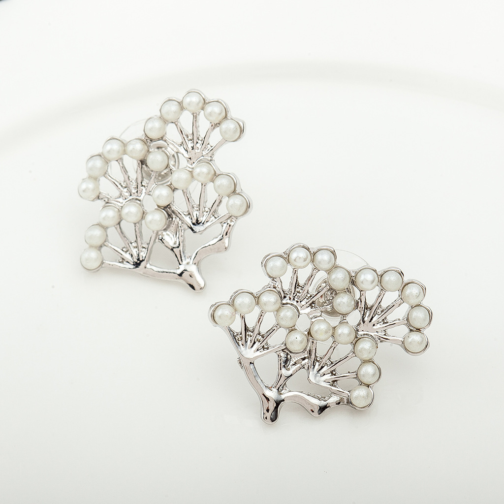 New Style Pine Earrings Twig Earrings Gold-plated Silver Inlaid Small Pearl Earrings Leaf Earrings display picture 11