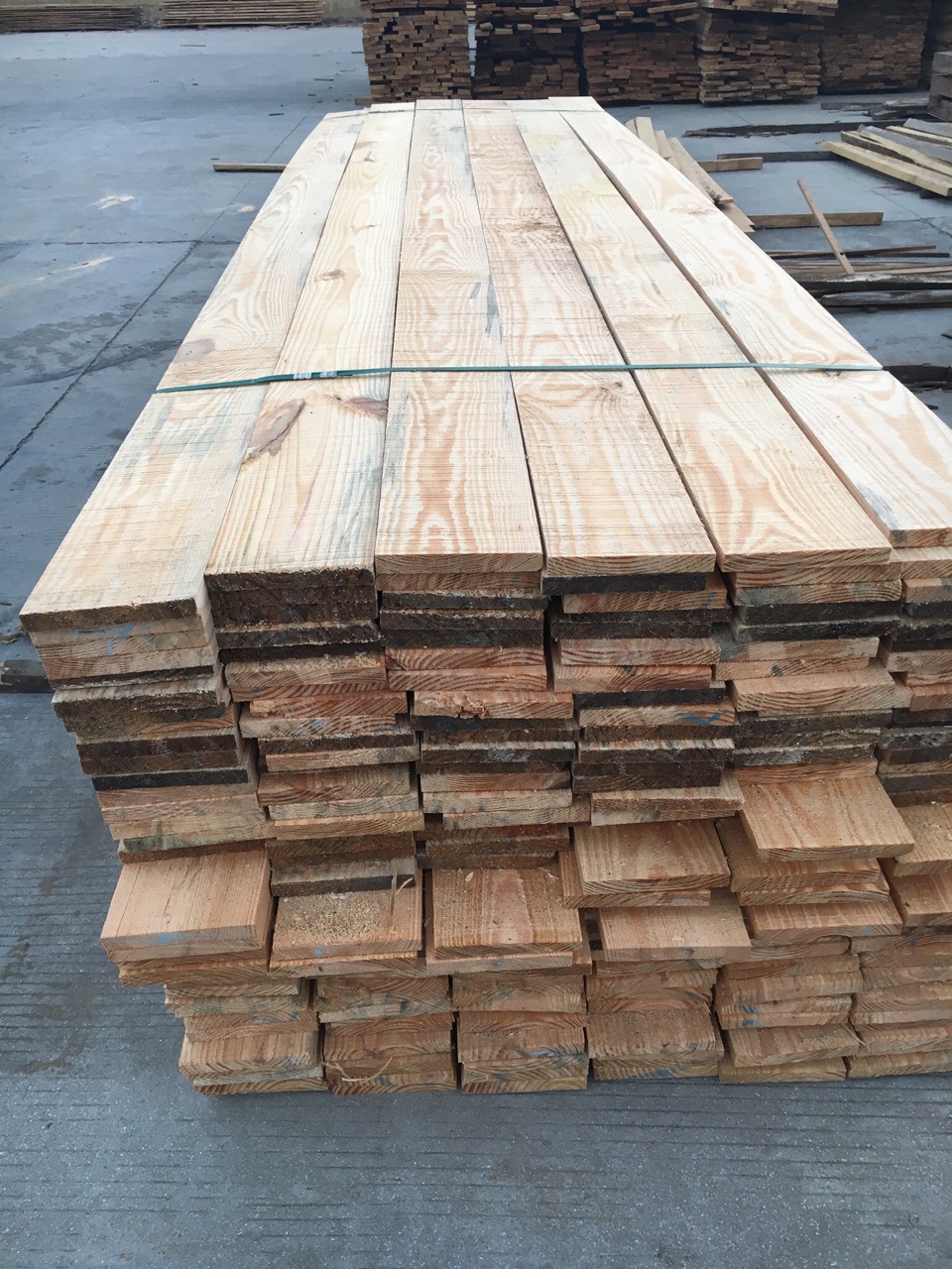 南方松原木板材加工，专业防腐木定制加工服务