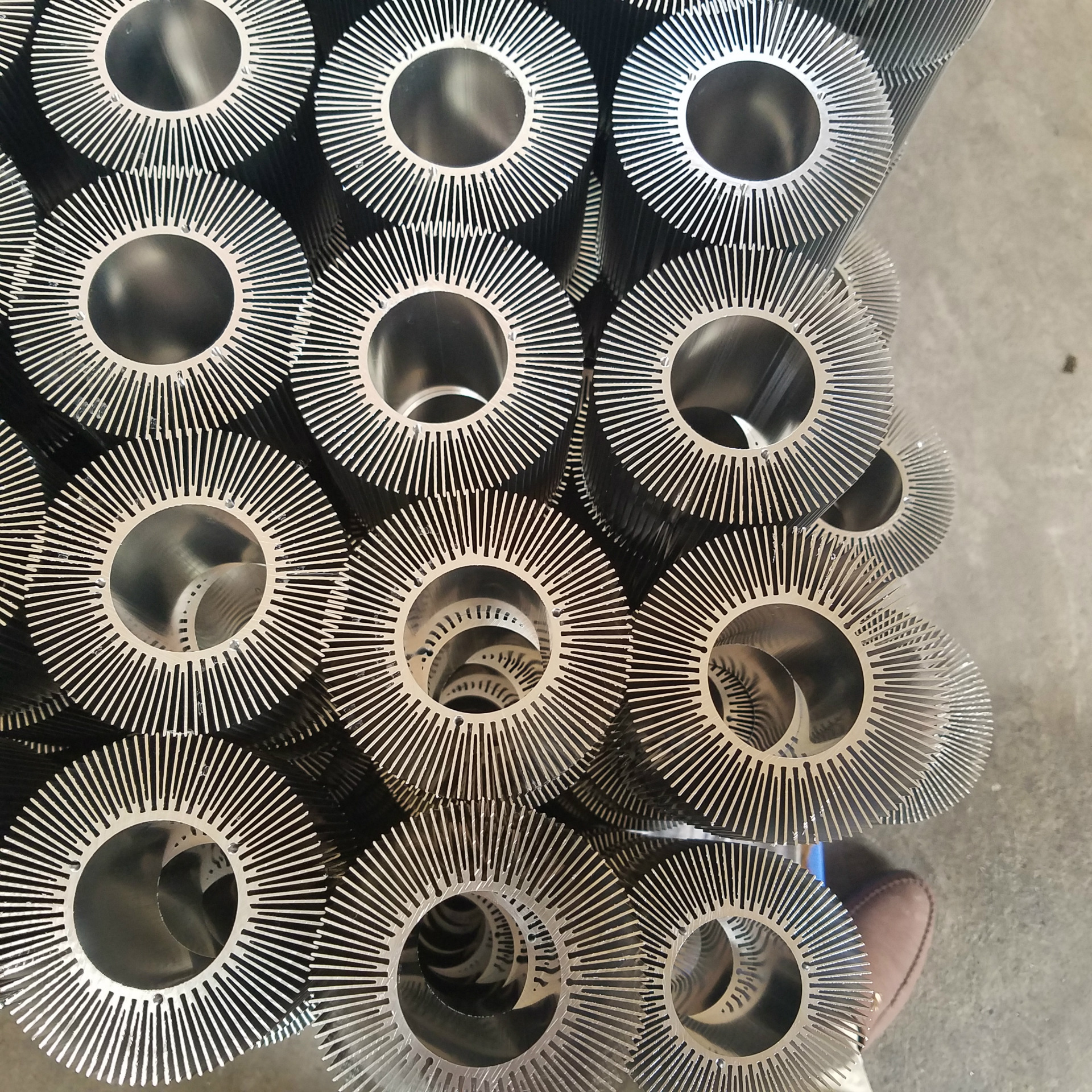 專業定做電腦電視機電機路燈電子設備大小散熱器加工打孔攻牙