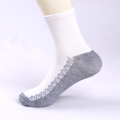 地攤襪子貨源秋冬款滌棉男士中筒襪 灰底白面陰陽底拼色休閒男襪