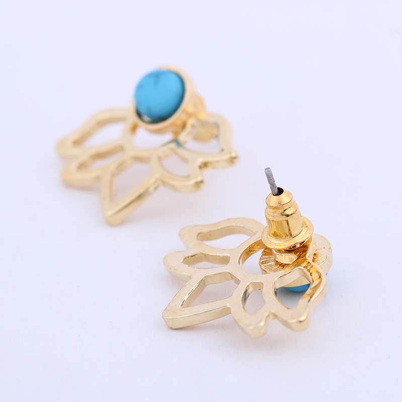 Silver pointed spike labret stud material detail