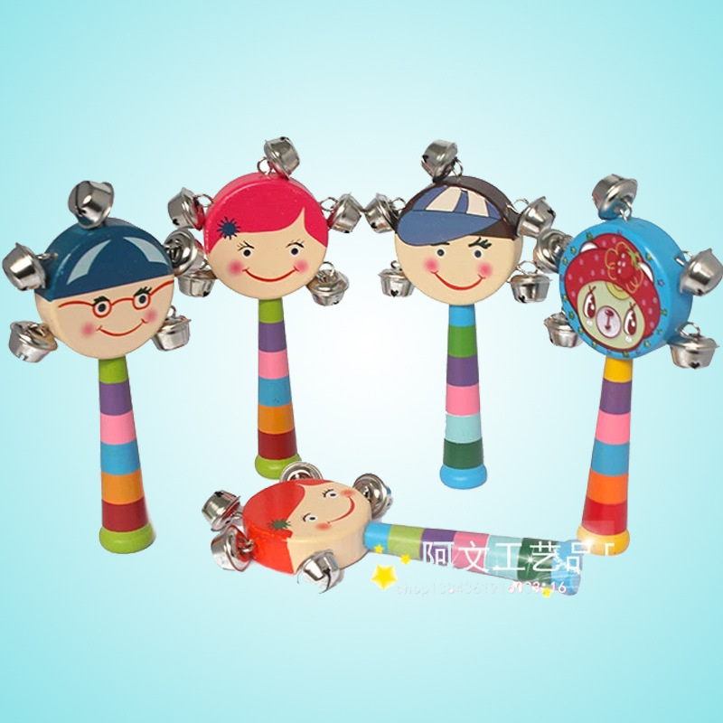Artesanías de madera bebé juguetes niños de dibujos animados de educación temprana instrumento musical de doble cara con campana sonajero al por mayor