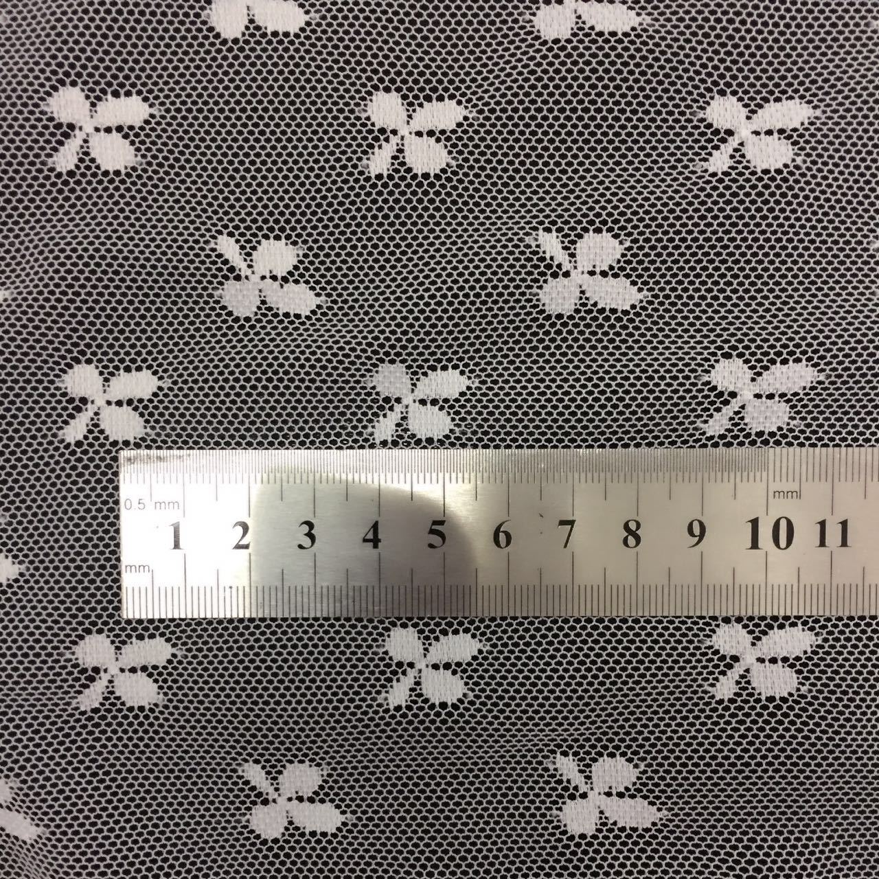 爆款薄透轻颖弹力锦氨蕾丝网布 三叶草手感软童装打底裙子面料