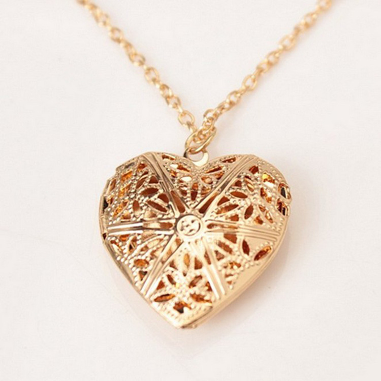 Collier en forme de cœur creux version coréenne pouvant être ouvert avec une petite photo d'un accessoire pendentif en forme de pêche_voghion.com