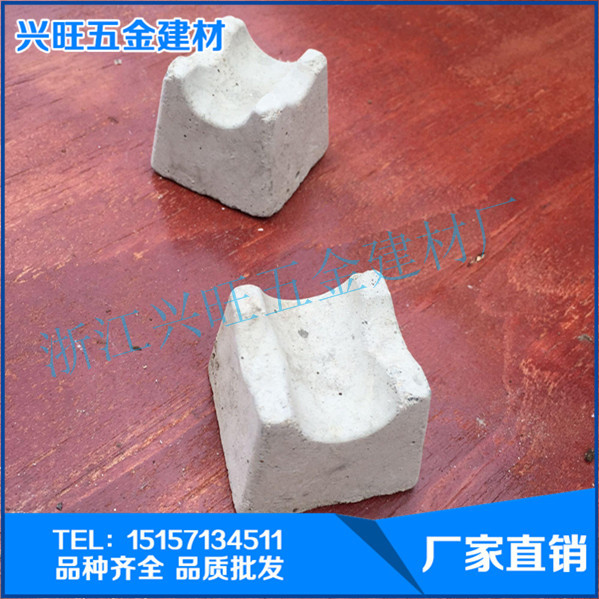 1.5 Cement block Cement support Reinforced protective layer Cement block a steel bar cement Pad