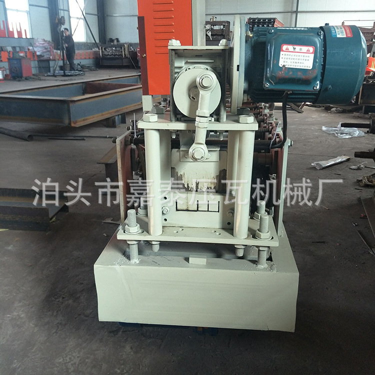 供应彩钢瓦附件机器 地槽机 可以生产50-75-100U型槽设备