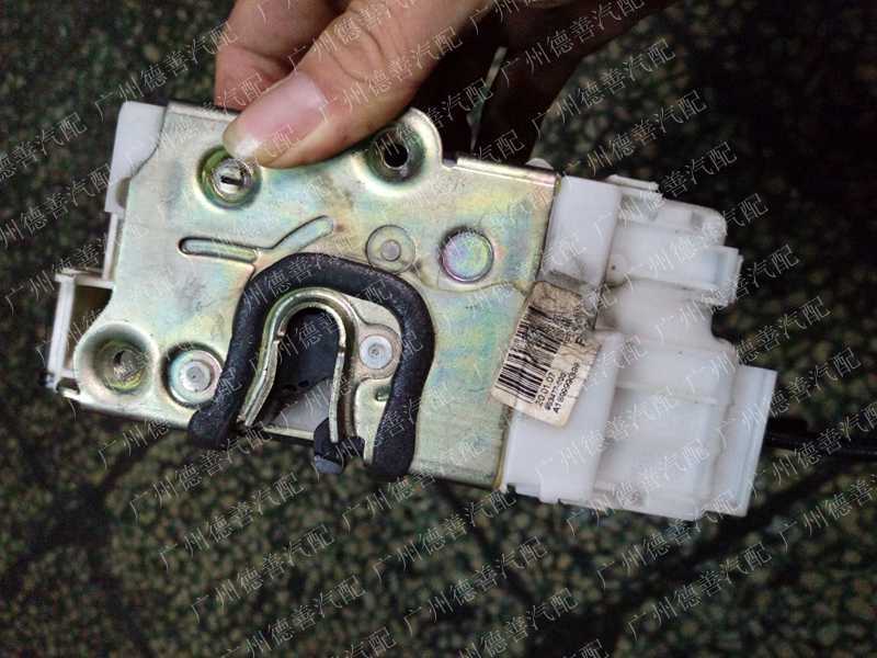 奔驰164车门锁块3