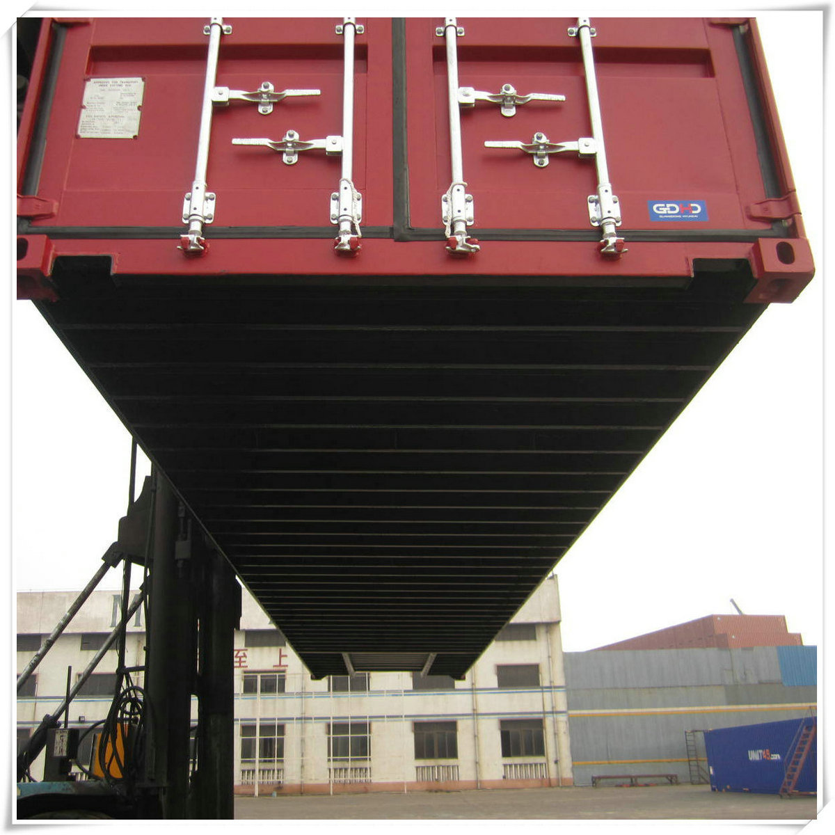 是用集装箱还是散货船