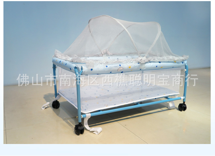 Cuna mecedora infantil con ruedas y mosquitera