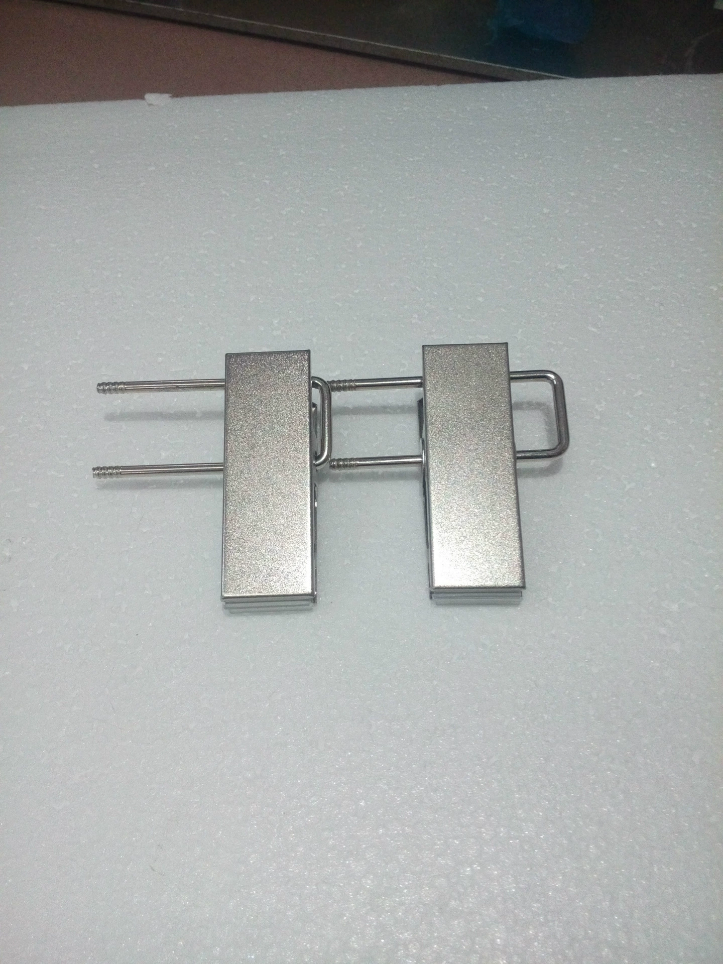 Брюки стойки Аппаратные аксессуары матовая поверхность вешалка клип железная проволока различной длины может быть изготовлена из нержавеющей стали брюки клип