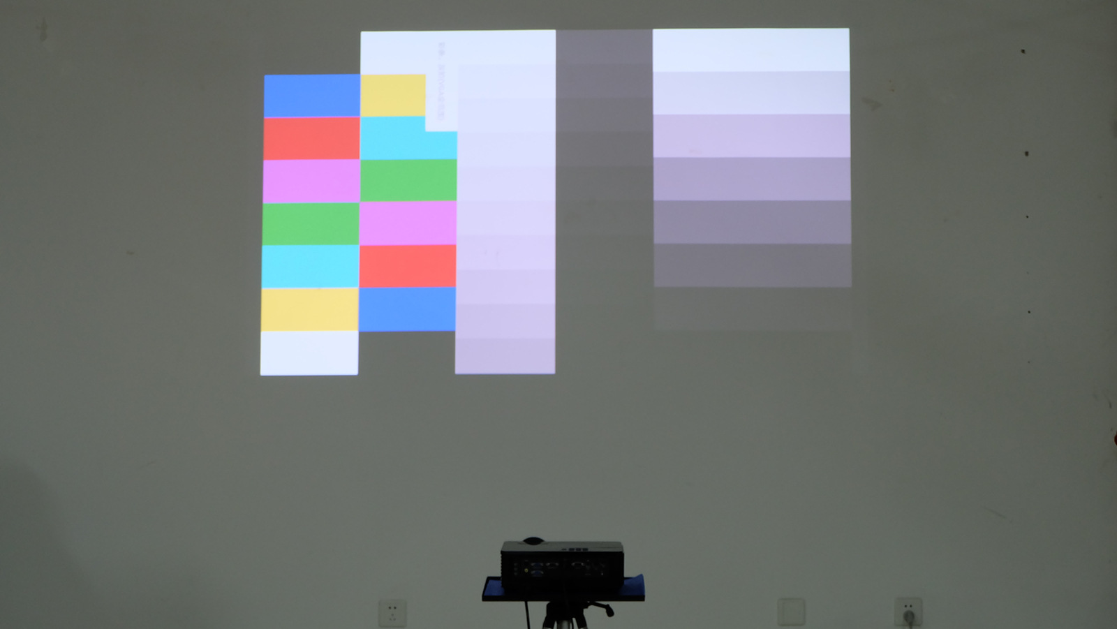 свет проектора на стену. Epson eb-g6800 1024x768, 5000:1, 7000 лм, lcd, 9. техническое обслуживание проектора. яркость проектора 10. проектор для домашнего кинотеатра 4к.