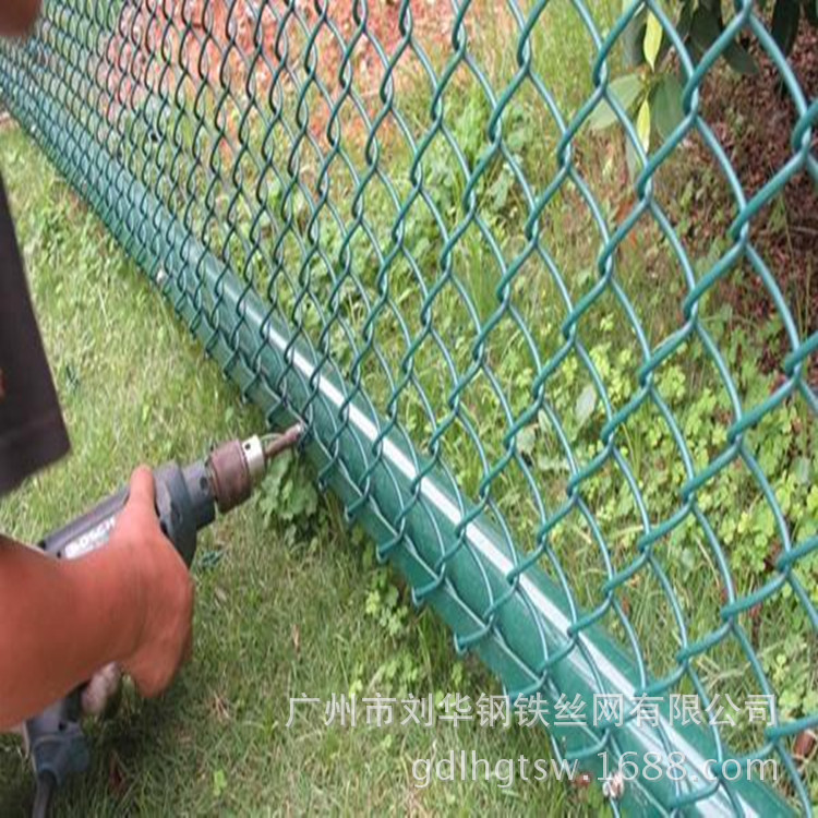 南沙厂家生产供应球场勾花护栏网 体育场围栏网 学校操场围栏