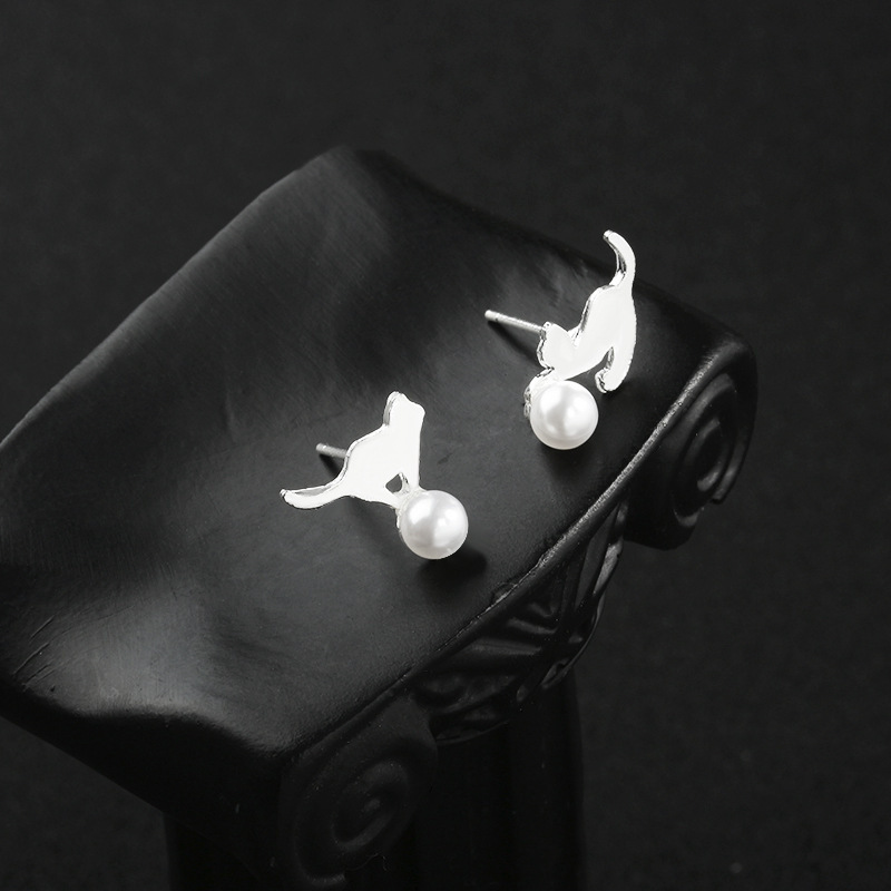 Simple Cartoon Cat Earrings Inlaid With Pearl Hypoallergenic Ear Pins Glossy Animal Kitten Earrings Wholesale display picture 8