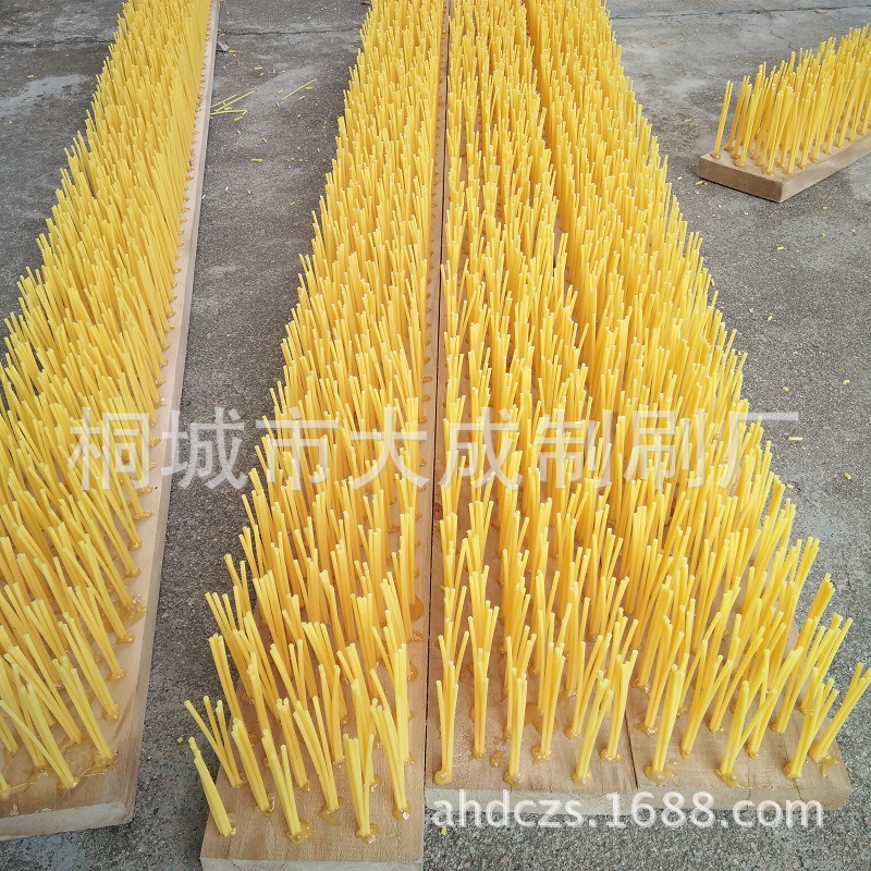 （厂家造好毛刷）供应三角梳草毛刷 填充砂刷 人造草坪刷草机毛刷