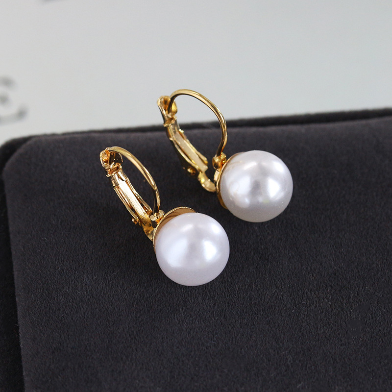 Koreanische Mode Einfache Perlen Ohrringe Neue Koreanische Star Ohrringe Weibliche Perlen Eingelegte Schmuck Großhandel display picture 1