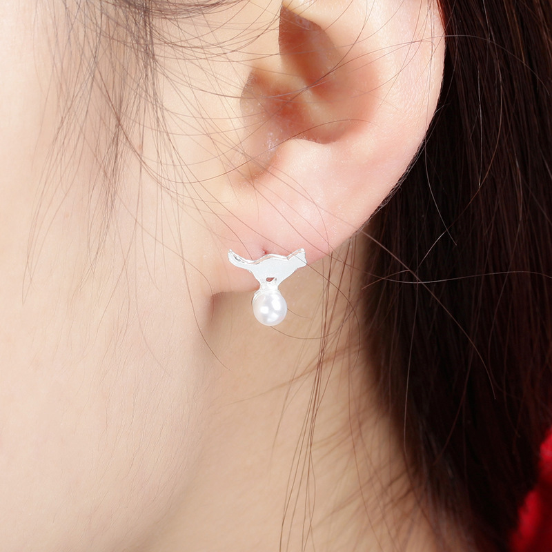 Simple Cartoon Cat Earrings Inlaid With Pearl Hypoallergenic Ear Pins Glossy Animal Kitten Earrings Wholesale display picture 4