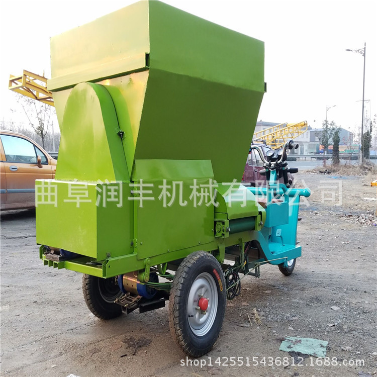 肉牛场柴油机撒料车 茂县给牛场用的投料机